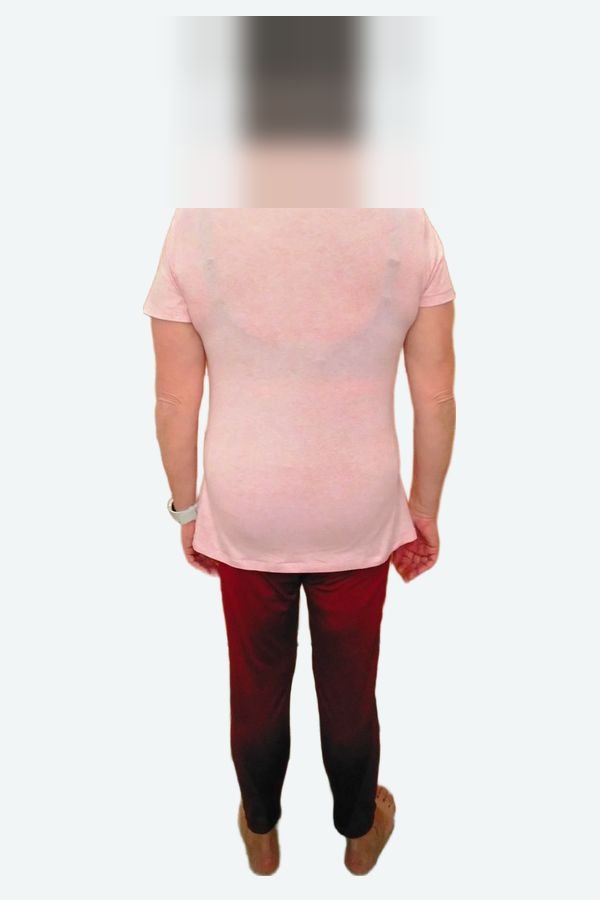 Beatriz ahora, de espaldas, con la cara pixelada