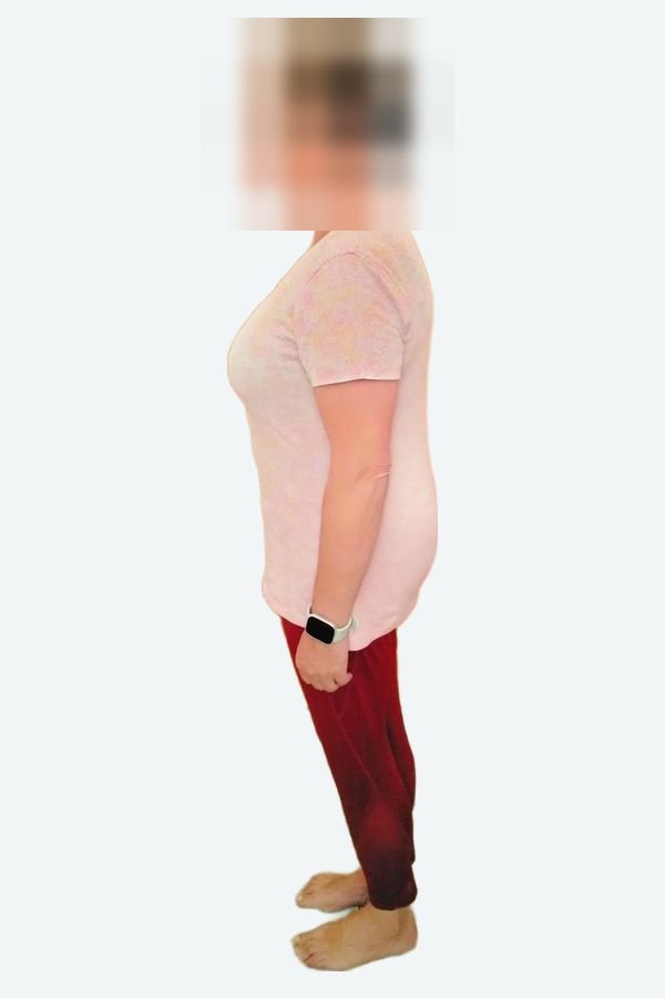 Beatriz ahora, de lado, con la cara pixelada