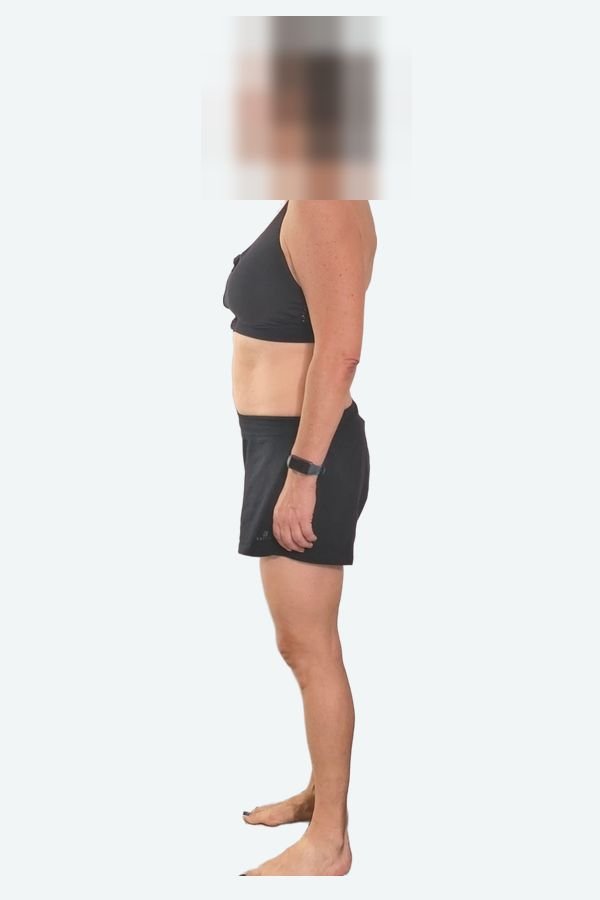 María ahora, de lado, con la cara pixelada
