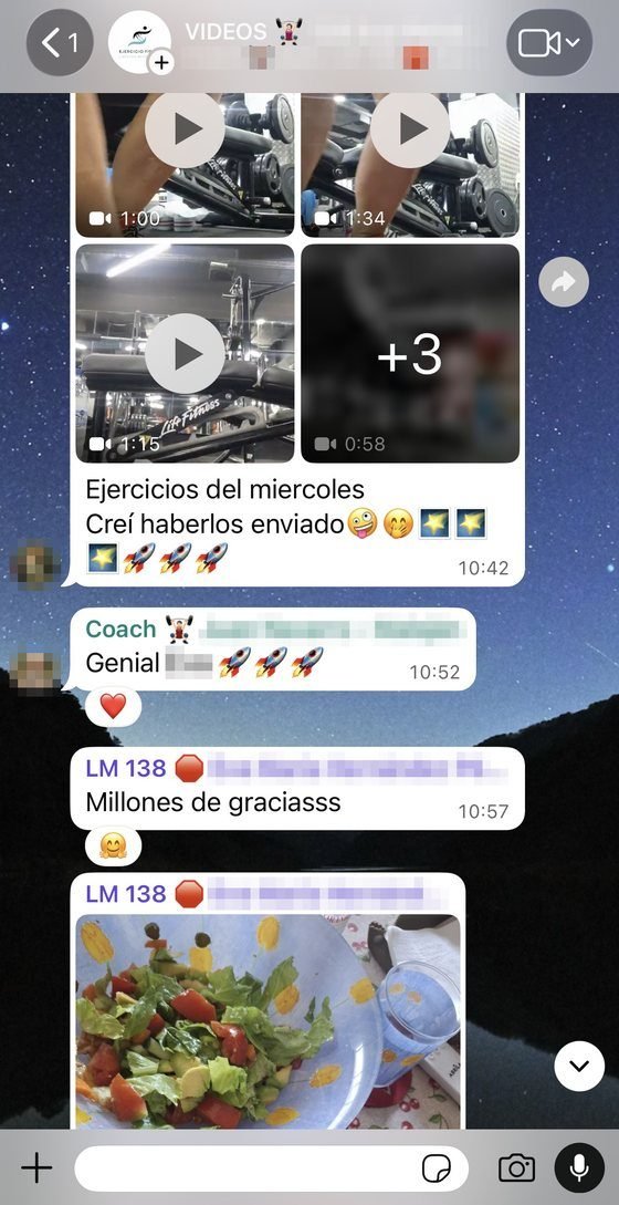 Grupo de WhatsApp en el que una clienta manda los vídeos de sus ejercicios y el entrenador le contesta
